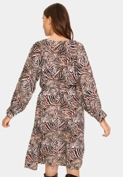 Saint Tropez Tessasz - Jurk - Hot Fudge Zebra Stroke 8 Saint Tropez Tessasz - Jurk - Hot Fudge Zebra Stroke -Only Mode Winkel 6b885ffd265f484a8e31474218171a39