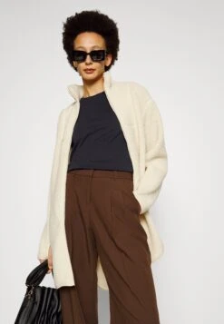 Ugg Uma Tee - T-Shirt Basic - Black 9 Ugg Uma Tee - T-Shirt Basic - Black -Only Mode Winkel 710c93c0e40d4d32b6a7fbcbcb80880e