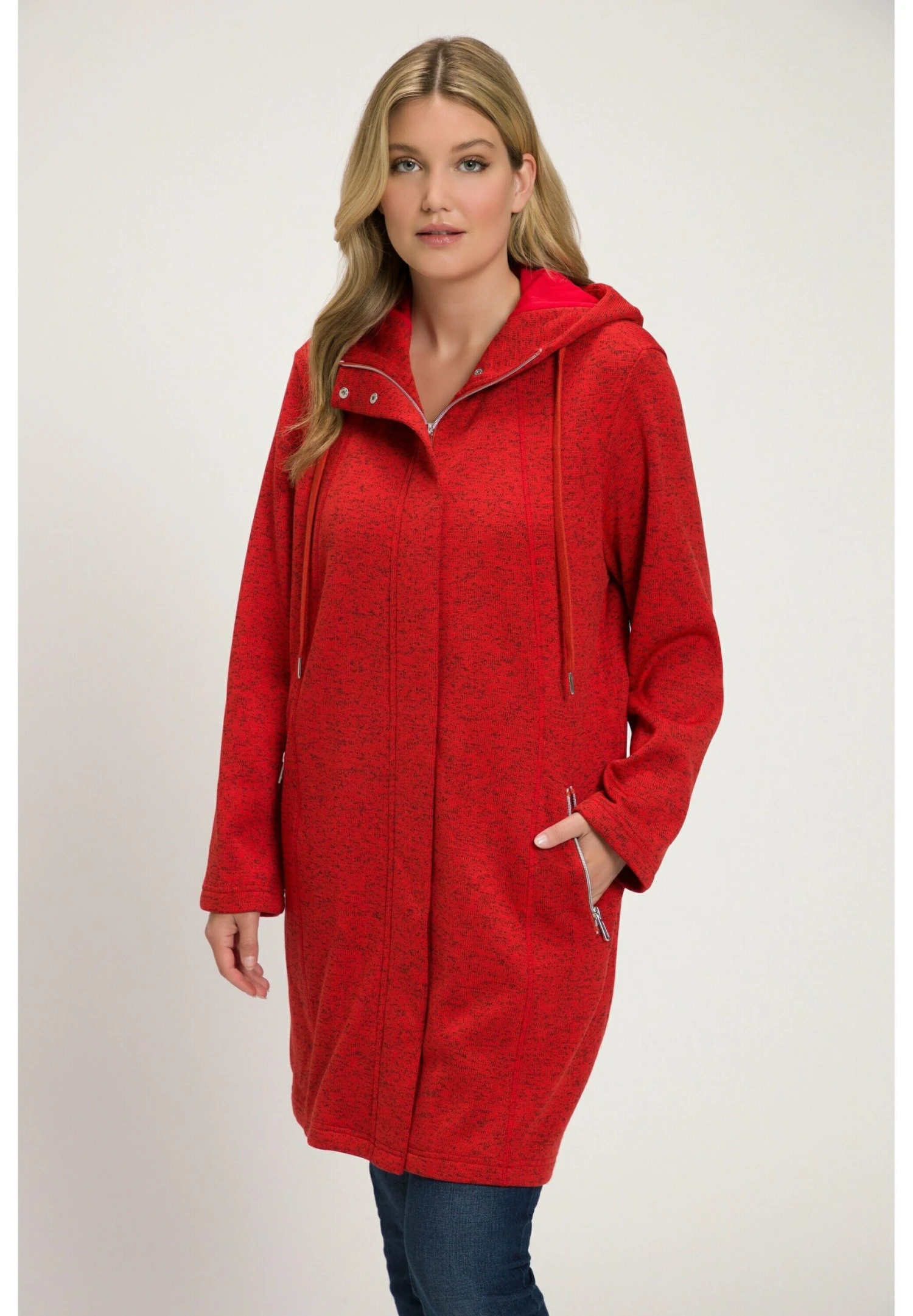 Ulla Popken Halflange Jas - Rouge Carmin 1 Ulla Popken Halflange Jas - Rouge Carmin