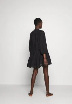 Seafolly Bora Bora Flora Embroidery Tiered Dress - Strandaccessoire - Black -Only Mode Winkel 76fecdf0d6fc4a1186f08e75e7630f4c