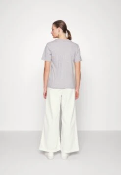 Patrizia Pepe Pantaloni/Trousers - Jeans Tapered Fit - Bianco 7 Patrizia Pepe Pantaloni/Trousers - Jeans Tapered Fit - Bianco -Only Mode Winkel 773bdede882d4543bd35501f96b5ccb8