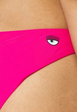 Chiara Ferragni Brazilian Brief - Bikinibroekje - Fucsia 9 Chiara Ferragni Brazilian Brief - Bikinibroekje - Fucsia -Only Mode Winkel 78edf81a11c24fab8378c895009bd2cf