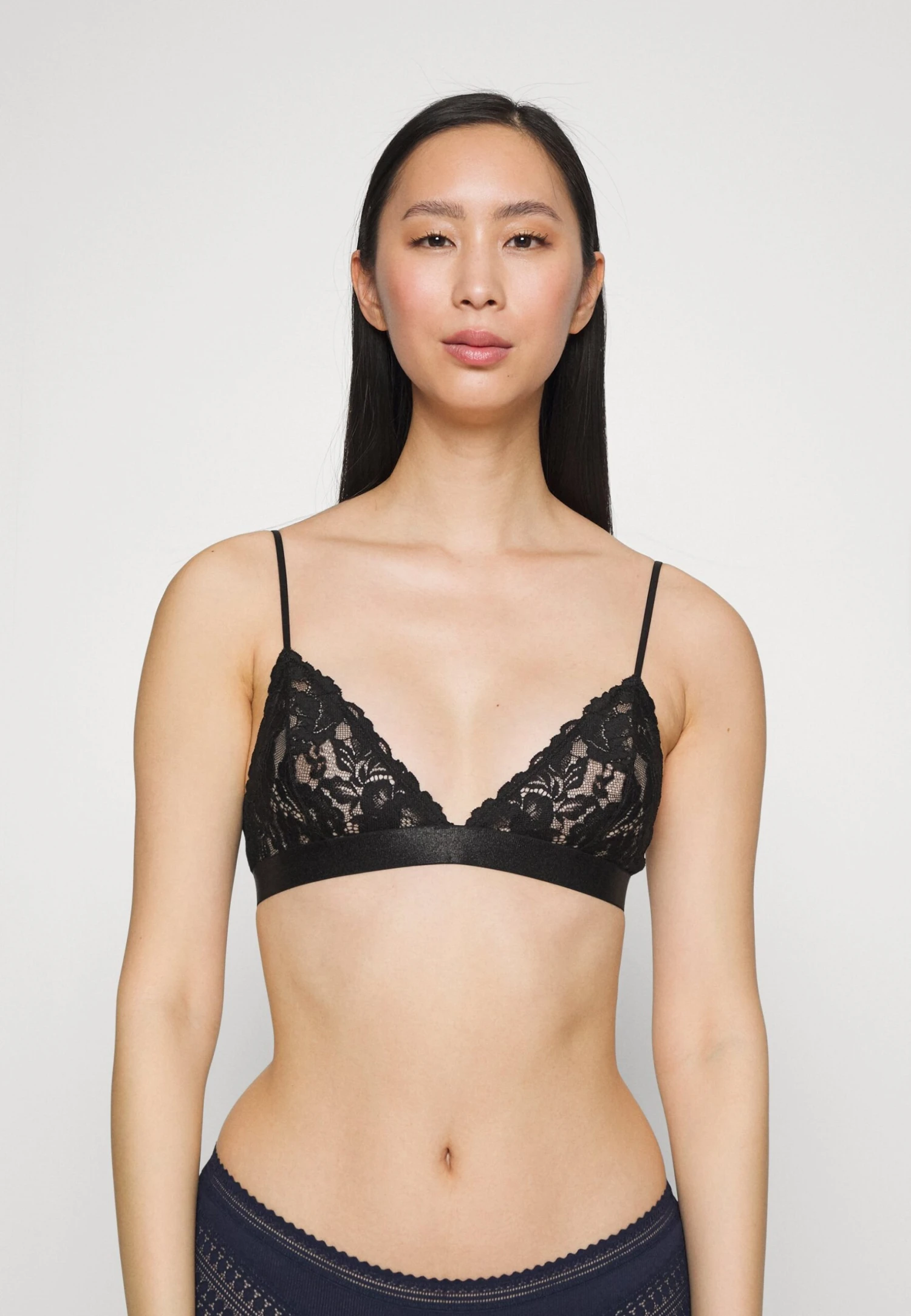 WEEKDAY Gigi Lace Bralette 2 Pack - Triangel Bh - Electric Blue/Black 4 WEEKDAY Gigi Lace Bralette 2 Pack - Triangel Bh - Electric Blue/Black - Afbeelding 4