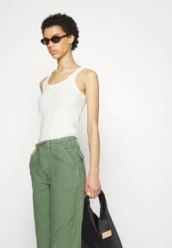 MOTHER The Patch Pocket Private Ankle Fray - Relaxed Fit Jeans - Khaki 9 MOTHER The Patch Pocket Private Ankle Fray - Relaxed Fit Jeans - Khaki -Only Mode Winkel 7a7eb3d437874eb29b06c00d18de67f0