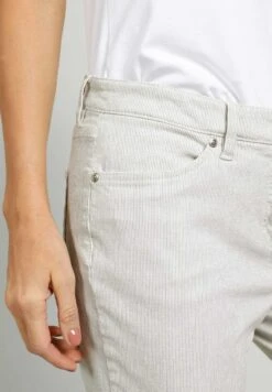 TONI Slim Fit Jeans - EcruSchilf -Only Mode Winkel 7ca0fe7ad6a04376b6cbff4e97f471b8