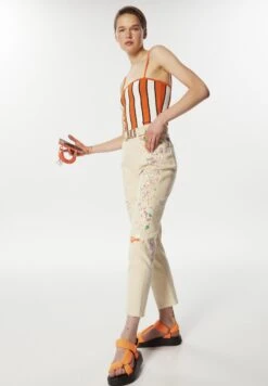 Twist Painted Effect Mom Fit - Straight Leg Jeans - Natural 10 Twist Painted Effect Mom Fit - Straight Leg Jeans - Natural -Only Mode Winkel 7cd66a70b47645ff9f0eb0b97d95432f