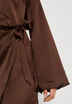 NA-KD Wrap Dress - Cocktailjurk - Brown -Only Mode Winkel 7d9009e5e99443dd9e6f25db426c1ddc