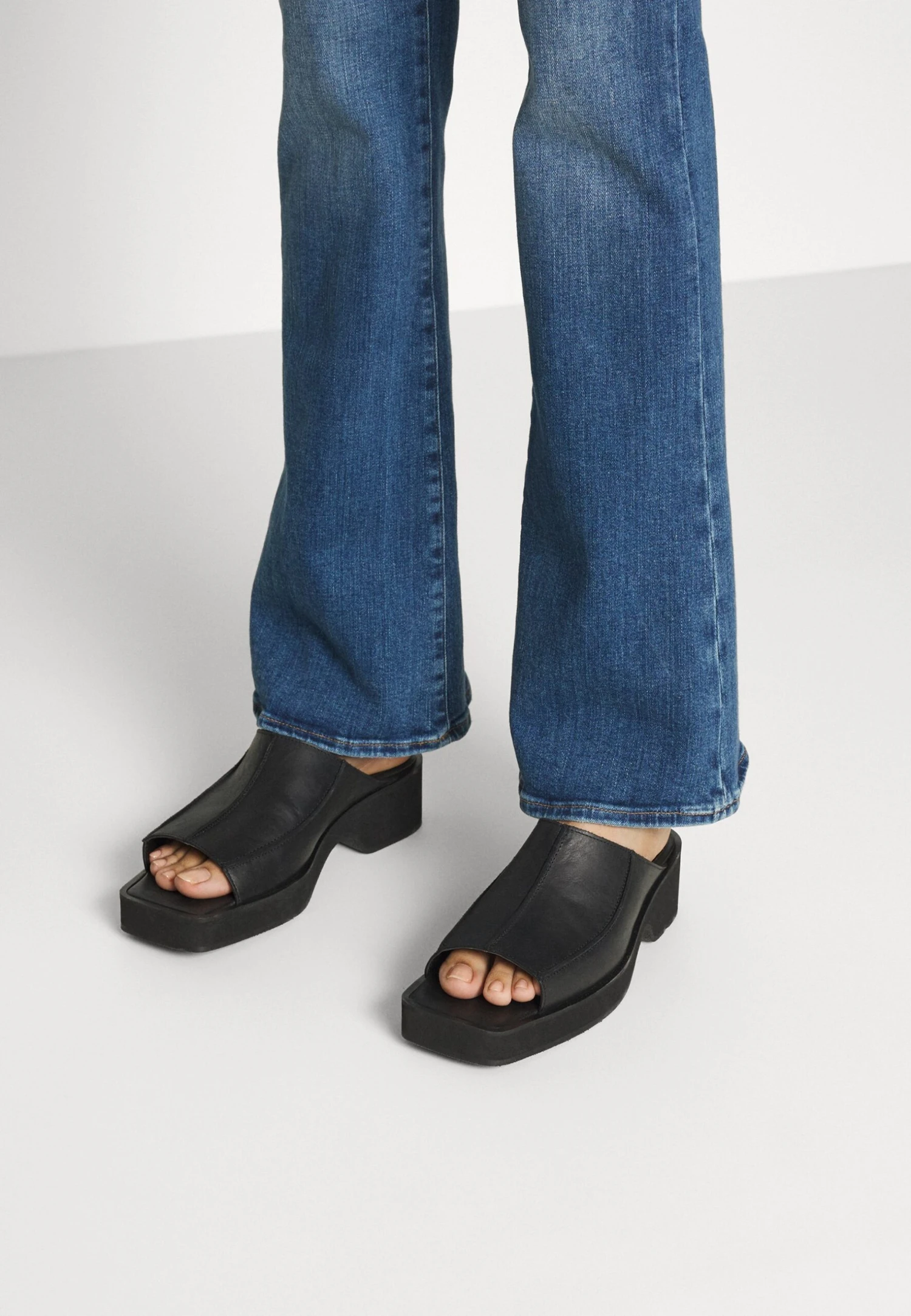 7 For All Mankind Illusion Outer - Bootcut Jeans - Mid Blue 4 7 For All Mankind Illusion Outer - Bootcut Jeans - Mid Blue - Afbeelding 4