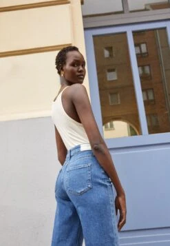 Paige Anessa Raw Hem - Flared Jeans - Blue Denim 10 Paige Anessa Raw Hem - Flared Jeans - Blue Denim -Only Mode Winkel 80f7680c1d4b4969ba38b52441143eb7