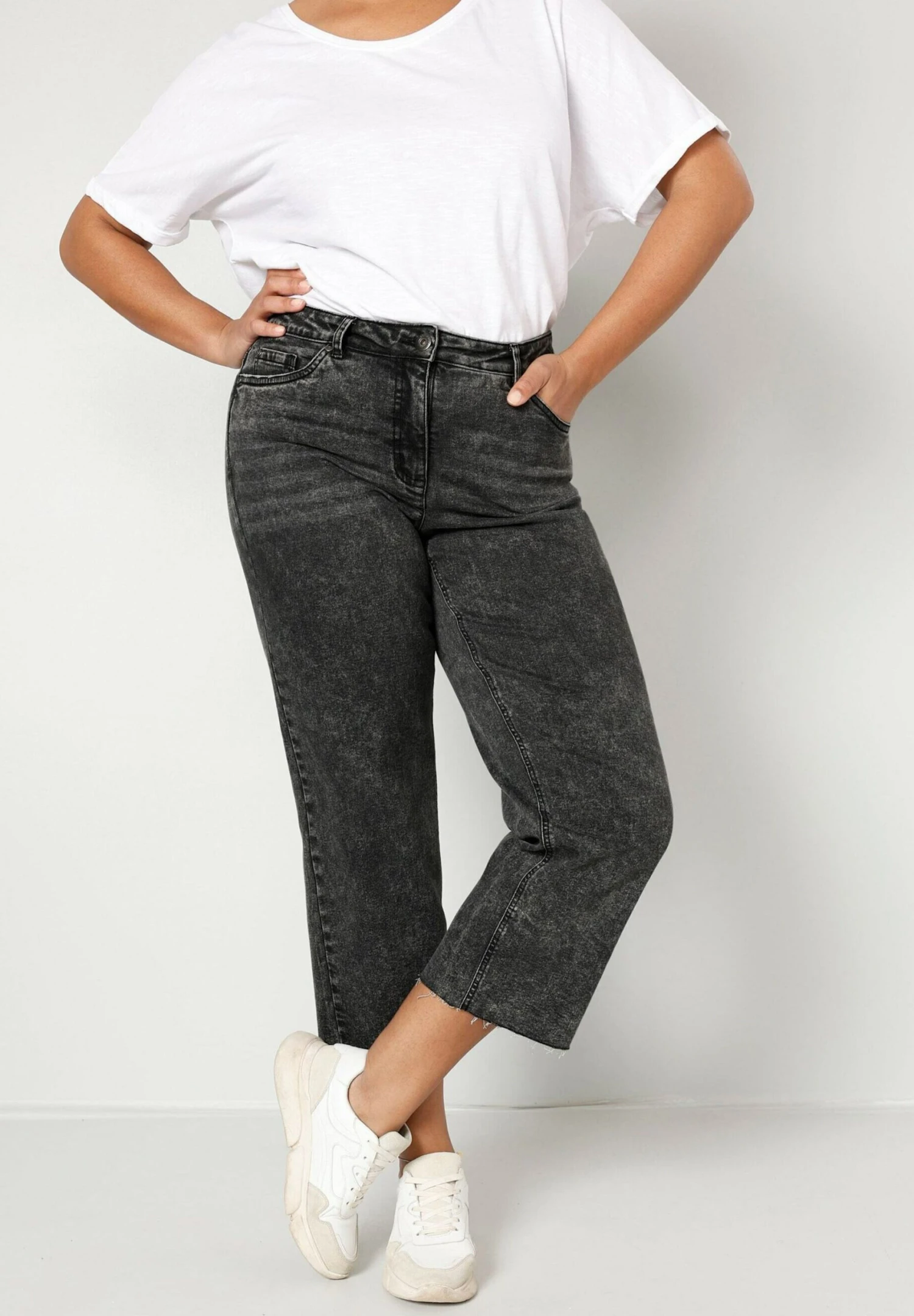 Culotte - Straight Leg Jeans - Schwarz 1 Culotte - Straight Leg Jeans - Schwarz