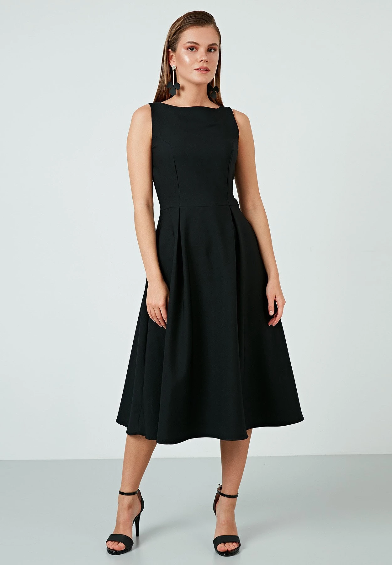 LELA Crew Neck Pleated Midi - Cocktailjurk - Black 1 LELA Crew Neck Pleated Midi - Cocktailjurk - Black