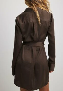 NA-KD Blousejurk - Brown 6 NA-KD Blousejurk - Brown -Only Mode Winkel 8a311a6c3bb7401eb6970596e14e96d8