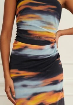 Next Bandeau Midi Standard - Etui-Jurk - Blue Orange Sunset 7 Next Bandeau Midi Standard - Etui-Jurk - Blue Orange Sunset -Only Mode Winkel 8a69764bbcf2407693c62c580dc281d1