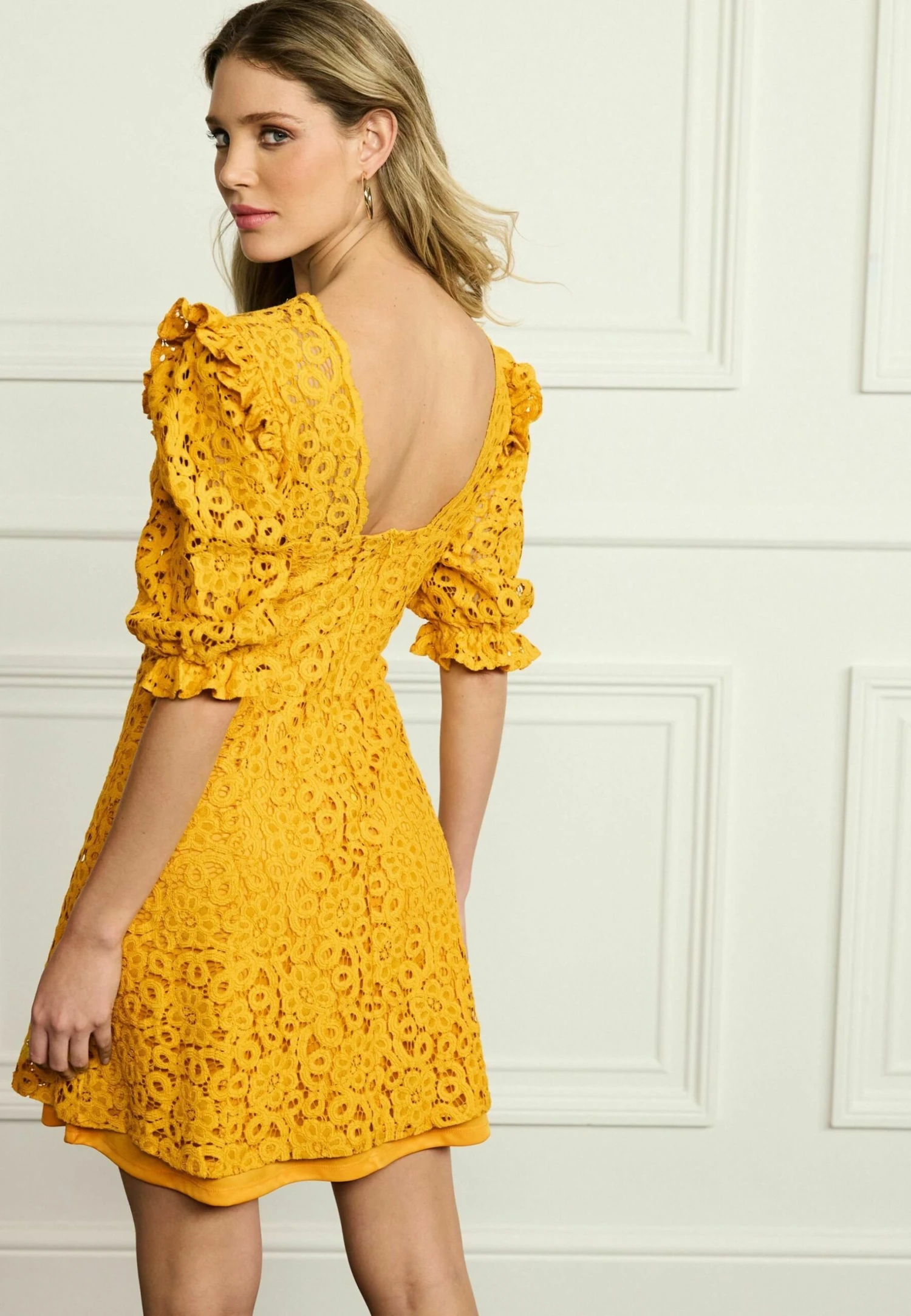 Next Short Puff Sleeve Standard - Jurk - Ochre Yellow 2 Next Short Puff Sleeve Standard - Jurk - Ochre Yellow - Afbeelding 2