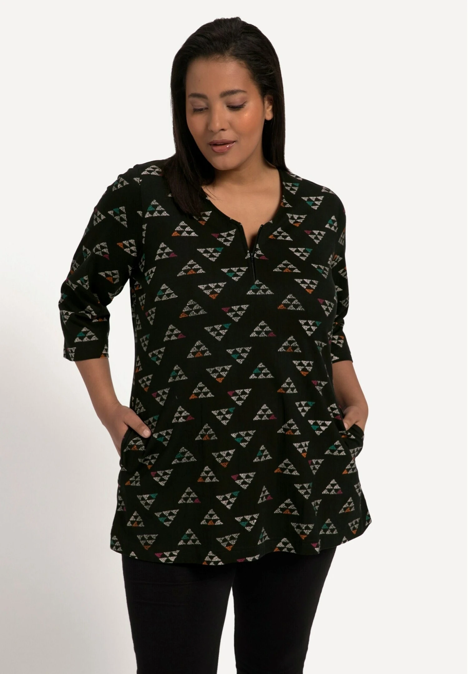 Ulla Popken Grafische Print, Zipper, Zakken, 3/4-Mouwen - Longsleeve - Zwart 1 Ulla Popken Grafische Print, Zipper, Zakken, 3/4-Mouwen - Longsleeve - Zwart