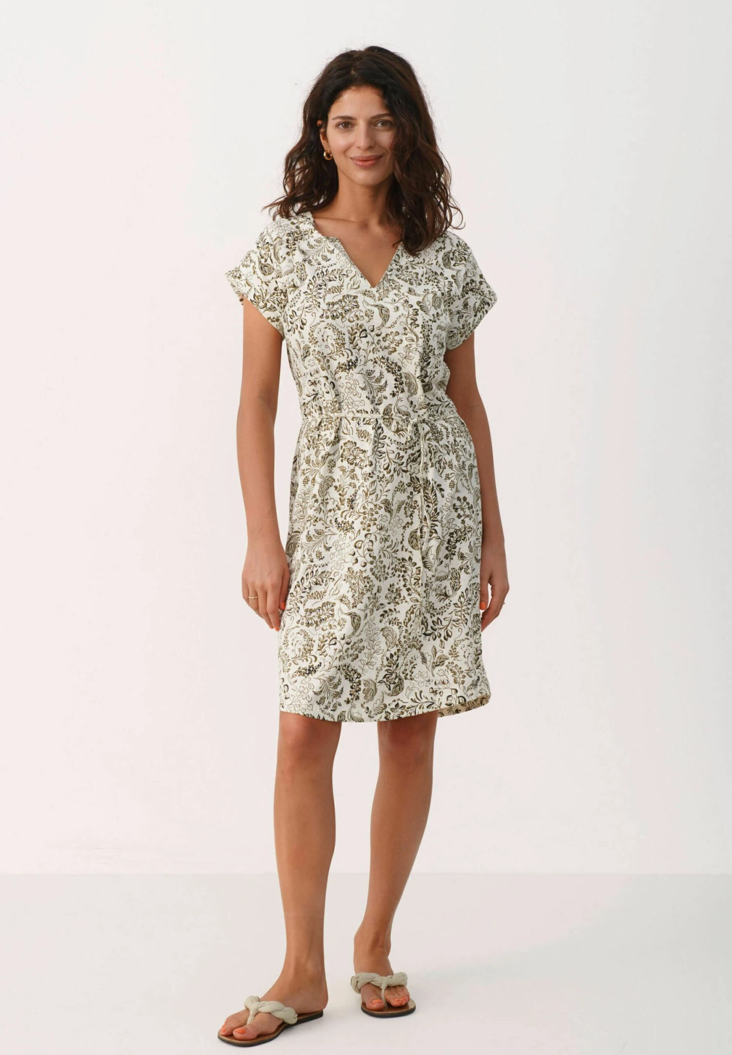 Part Two Ilima Dr - Jurk - Military Olive Botanical 2 Part Two Ilima Dr - Jurk - Military Olive Botanical - Afbeelding 2