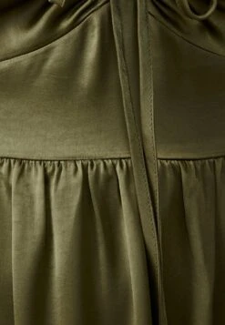 Frenchie- Maxi-Jurk - Khaki 11 Frenchie- Maxi-Jurk - Khaki -Only Mode Winkel 8e1801a15a4543849d784201eb54d7cb