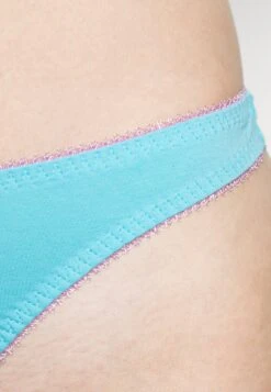 DORA LARSEN Peony Thong - String - Blue 9 DORA LARSEN Peony Thong - String - Blue -Only Mode Winkel 8f5478350b2142219095baf9a5f04d68
