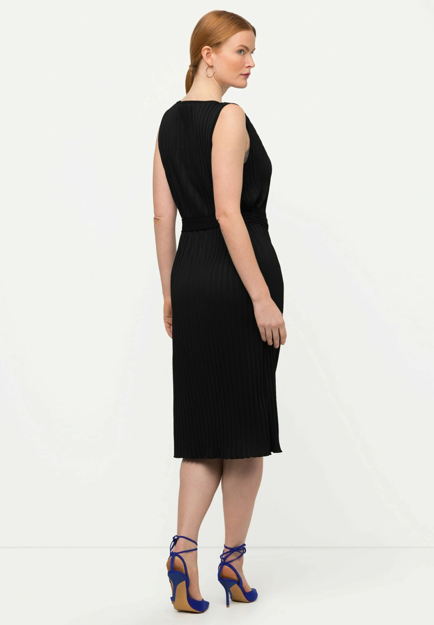 Ulla Popken Sleeveless Pleated - Jurk - Black 3 Ulla Popken Sleeveless Pleated - Jurk - Black - Afbeelding 3