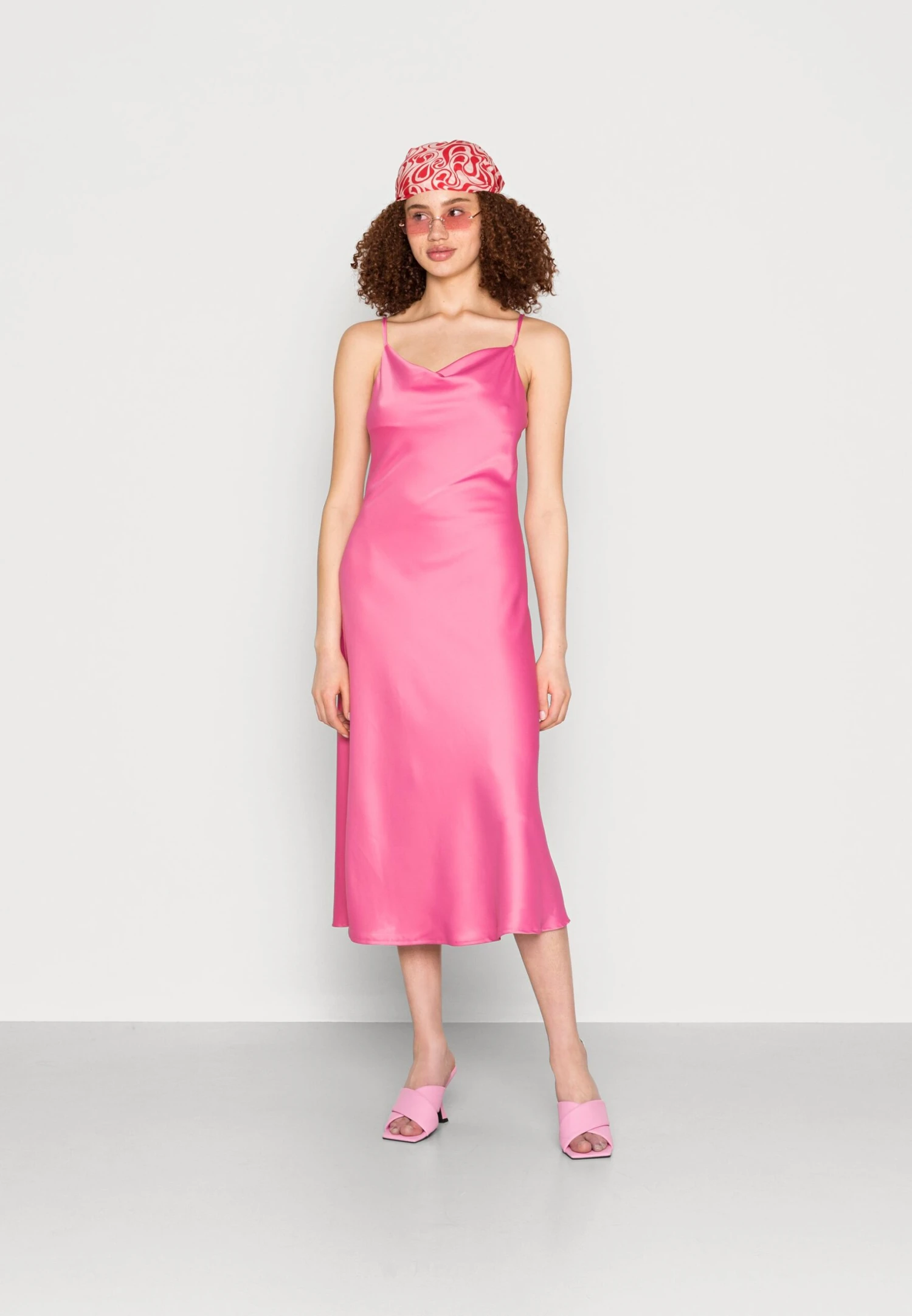 Yasdottea Strap Midi Dress Show - Cocktailjurk - Ibis Rose 2 Yasdottea Strap Midi Dress Show - Cocktailjurk - Ibis Rose - Afbeelding 2