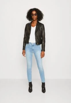 Calvin Klein Jeans Mid Rise - Jeans Skinny Fit - Denim Light -Only Mode Winkel 9456dcf3e5d14e33bc2f90b32e91cf65