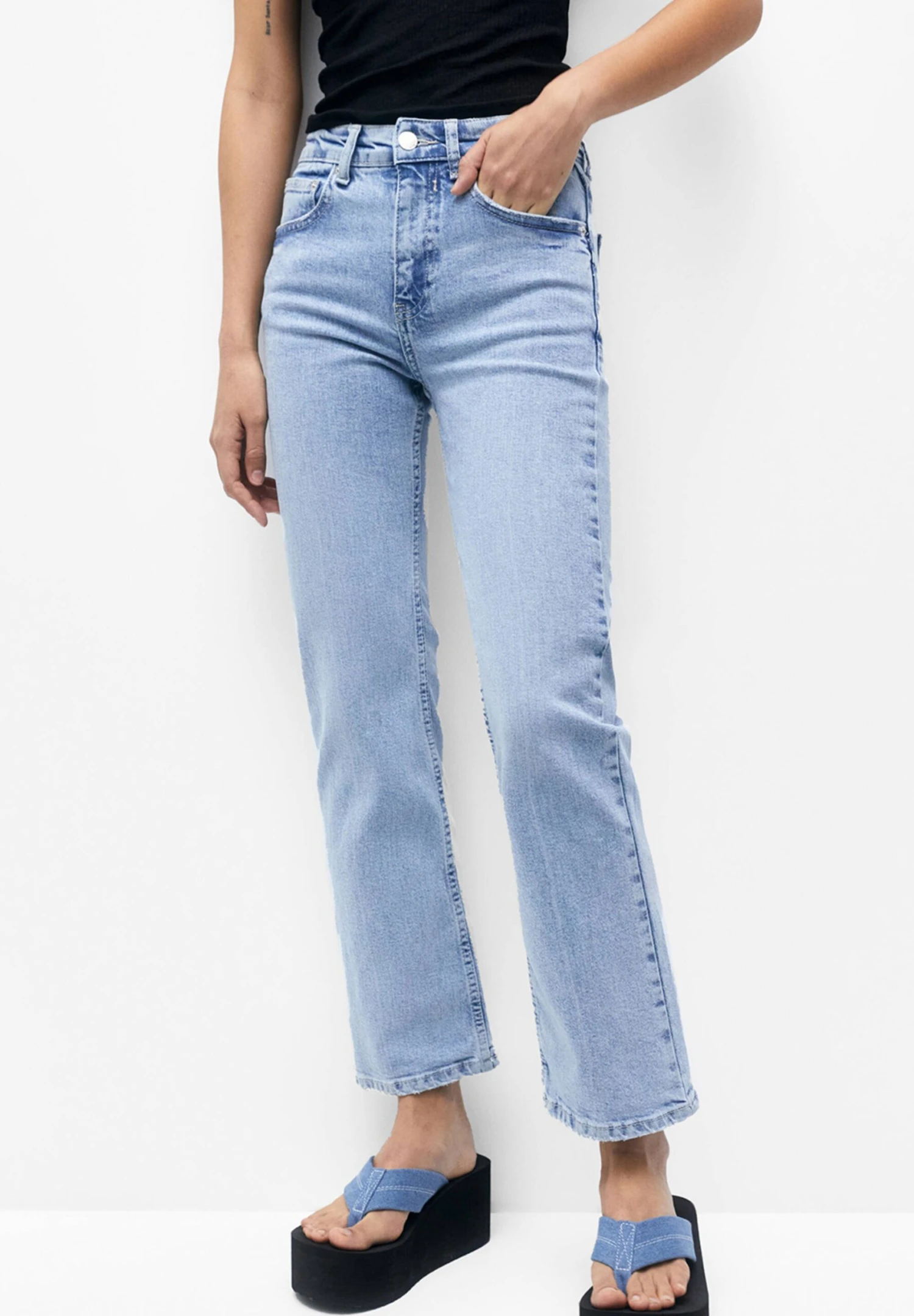 PULL & BEAR Flared High-Waist - Straight Leg Jeans - Blue Denim 1 PULL & BEAR Flared High-Waist - Straight Leg Jeans - Blue Denim