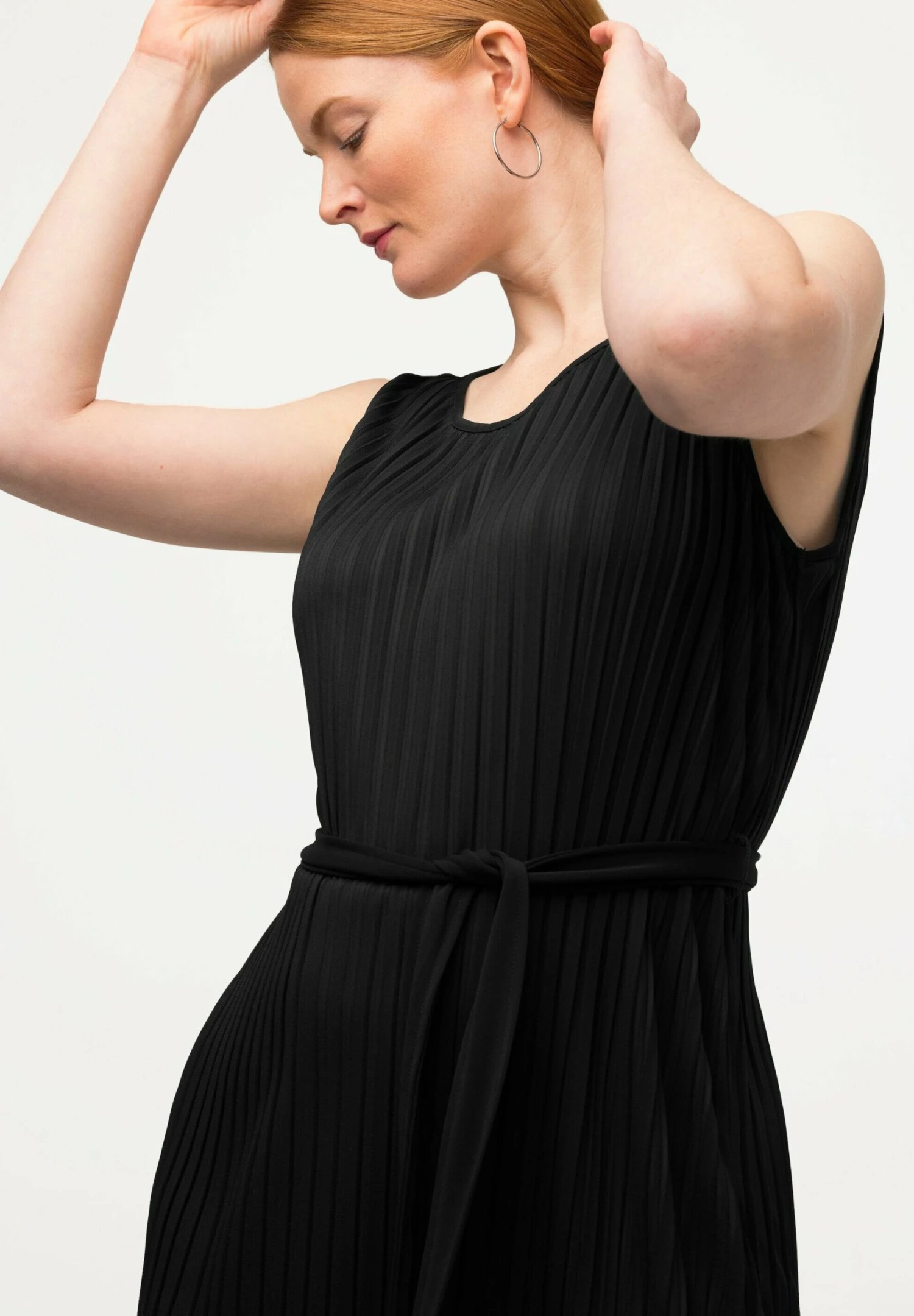 Ulla Popken Sleeveless Pleated - Jurk - Black 4 Ulla Popken Sleeveless Pleated - Jurk - Black - Afbeelding 4
