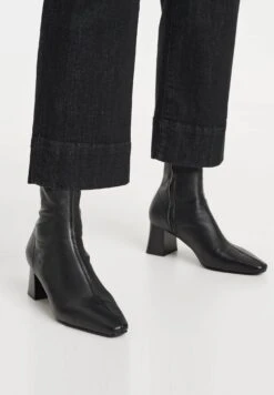 OPUS Mila Pure - Flared Jeans - Deep Black 12 OPUS Mila Pure - Flared Jeans - Deep Black -Only Mode Winkel 9e2478069b924a05b61877bc26b816a9