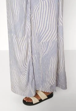 Ankle Wrap Dress - Jurk - Blue Heron 11 Ankle Wrap Dress - Jurk - Blue Heron -Only Mode Winkel 9f0789d2a9da481c992ff86cfa082cd8