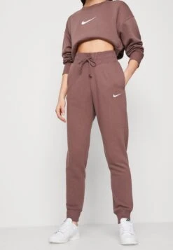 Nike Sportswear Pant- Trainingsbroek - Plum Eclipse/White -Only Mode Winkel a259a39f631a4df5981956bbb215249b