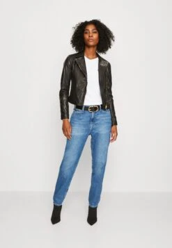 Calvin Klein Jeans Mom - Relaxed Fit Jeans - Denim Dark -Only Mode Winkel a3dd7720849a432fae85c9de27a51540