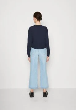 Abercrombie & Fitch Cropped Logo - Longsleeve - Navy Blue 8 Abercrombie & Fitch Cropped Logo - Longsleeve - Navy Blue -Only Mode Winkel a58b51043cf0412fb12a9b6092ebd666