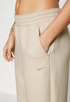 Nike Performance Luxe Bottom - Trainingsbroek - Sanddrift/White/Multi Color 11 Nike Performance Luxe Bottom - Trainingsbroek - Sanddrift/White/Multi Color -Only Mode Winkel a65a4c72bef442959394beb3c613c6e3