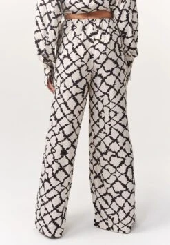 Pilot Wide Pants - Broek - Black Tie Dye Check 8 Pilot Wide Pants - Broek - Black Tie Dye Check -Only Mode Winkel a730cdaed2bd41ee8b4399063e5311e1