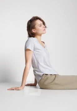 Abercrombie & Fitch 3 Pack - T-Shirt Basic - Brill White/Zephyr/Heather Grey 13 Abercrombie & Fitch 3 Pack - T-Shirt Basic - Brill White/Zephyr/Heather Grey -Only Mode Winkel a7ced973c1534ce990dc6b3eb3b624d3