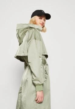 Nike Sportswear Trenchcoat - Oil Green -Only Mode Winkel a8183a95d1154bce979e77acf601a3c0