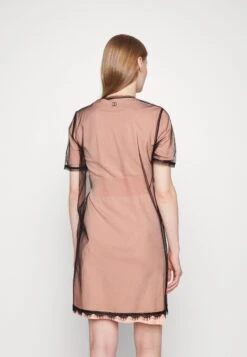 TWINSET Dress - Cocktailjurk - Candy Peach/Nero -Only Mode Winkel aae3576c52eb442fbd602fc351e79d64