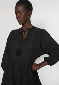 Seafolly Bora Bora Flora Embroidery Tiered Dress - Strandaccessoire - Black -Only Mode Winkel ab815dbc8ad3403ba9a74dc82409401e