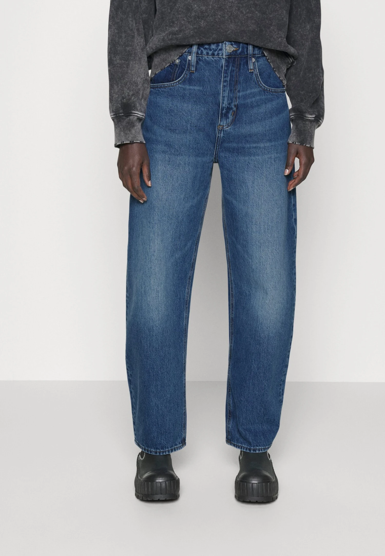 FRAME Long Barrel - Straight Leg Jeans - Stearnlee Clean 1 FRAME Long Barrel - Straight Leg Jeans - Stearnlee Clean
