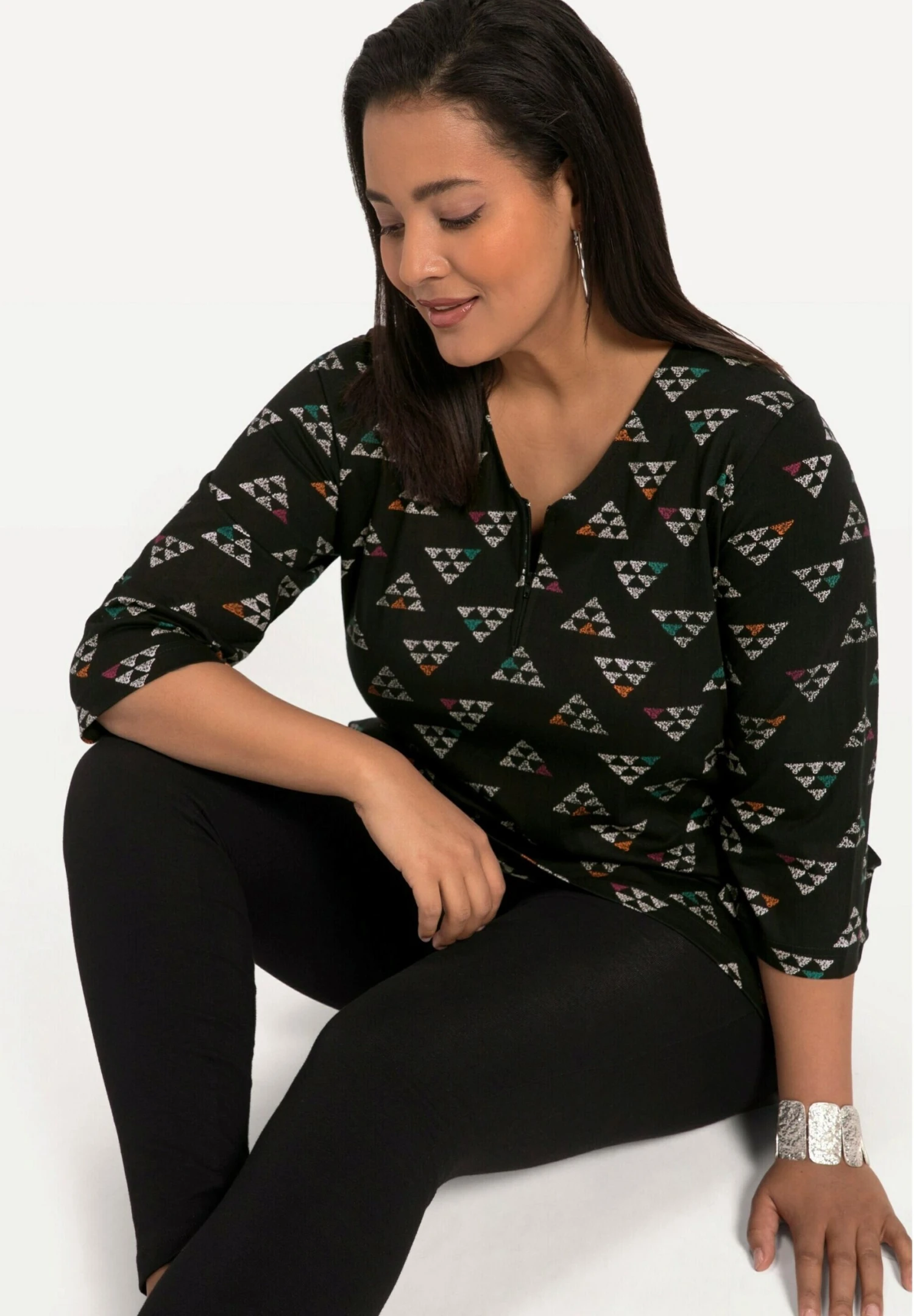 Ulla Popken Grafische Print, Zipper, Zakken, 3/4-Mouwen - Longsleeve - Zwart 4 Ulla Popken Grafische Print, Zipper, Zakken, 3/4-Mouwen - Longsleeve - Zwart - Afbeelding 4