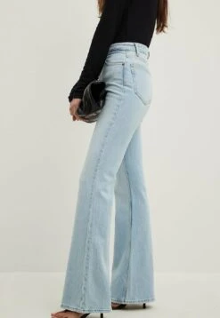 NA-KD Mit Hoher Taille - Flared Jeans - Light Blue 6 NA-KD Mit Hoher Taille - Flared Jeans - Light Blue -Only Mode Winkel ae840a4bc2a04412bffa024f13e27309