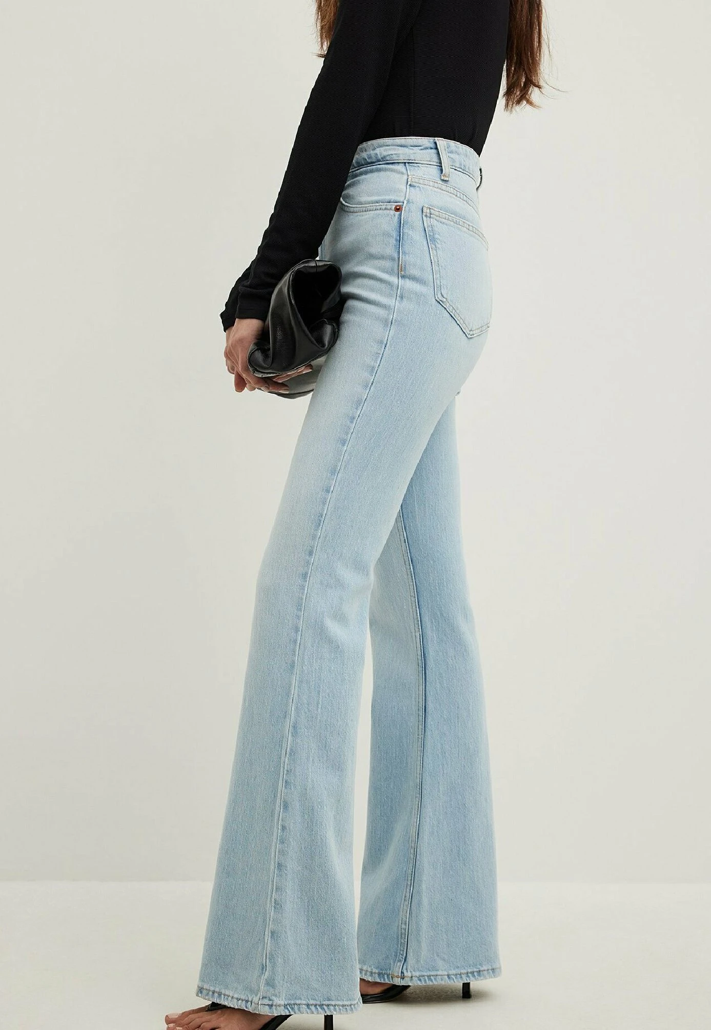NA-KD Mit Hoher Taille - Flared Jeans - Light Blue 3 NA-KD Mit Hoher Taille - Flared Jeans - Light Blue - Afbeelding 3