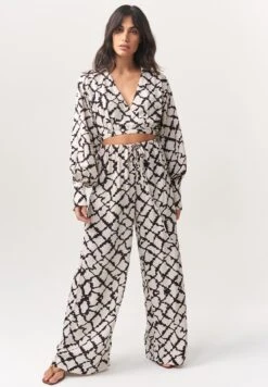 Pilot Wide Pants - Broek - Black Tie Dye Check 7 Pilot Wide Pants - Broek - Black Tie Dye Check -Only Mode Winkel afb7d76045a64087aeb1898007de27b9