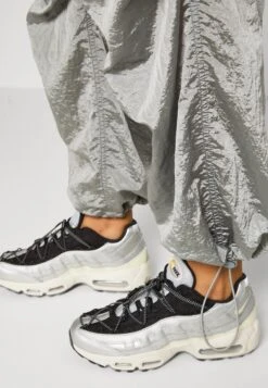 Iets Frans... Shiny Baggy Tech - Broek - Silver 11 Iets Frans... Shiny Baggy Tech - Broek - Silver -Only Mode Winkel afd311a9ec614daf8449effb4de14a4f