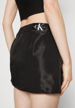 Calvin Klein Jeans Cut Out Shiny Skirt - A-Lijn Rok - Black -Only Mode Winkel b2b5d6aefa584e6ea29ef39e675d6157