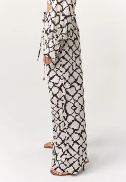 Pilot Wide Pants - Broek - Black Tie Dye Check 9 Pilot Wide Pants - Broek - Black Tie Dye Check -Only Mode Winkel b555df5b42874a7a970bc680acae6489