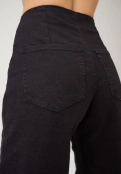 High Rise - Relaxed Fit Jeans - Rinsed Black 7 High Rise - Relaxed Fit Jeans - Rinsed Black -Only Mode Winkel b61d86bef0304865bccd6233d3e27c33