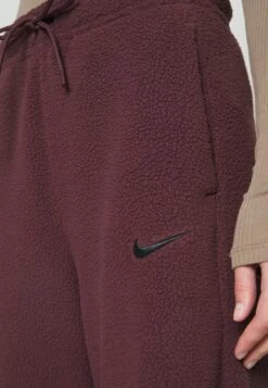 Nike Sportswear Pant - Trainingsbroek - Burgundy Crush/Black 13 Nike Sportswear Pant - Trainingsbroek - Burgundy Crush/Black -Only Mode Winkel b6393e39dcfc4c0f958d684c2868bd5e