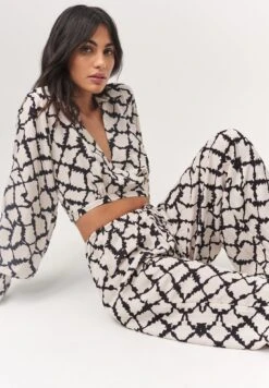 Pilot Wide Pants - Broek - Black Tie Dye Check 10 Pilot Wide Pants - Broek - Black Tie Dye Check -Only Mode Winkel b8bfacbeecf845a0bb2332fcf095b0f8