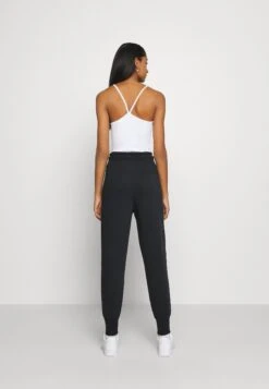 Nike Sportswear W Nsw Tch Flc Essntl Hr Pnt - Trainingsbroek - Black/Black 10 Nike Sportswear W Nsw Tch Flc Essntl Hr Pnt - Trainingsbroek - Black/Black -Only Mode Winkel bf3a1956feb1471caa6827bbd709f64d